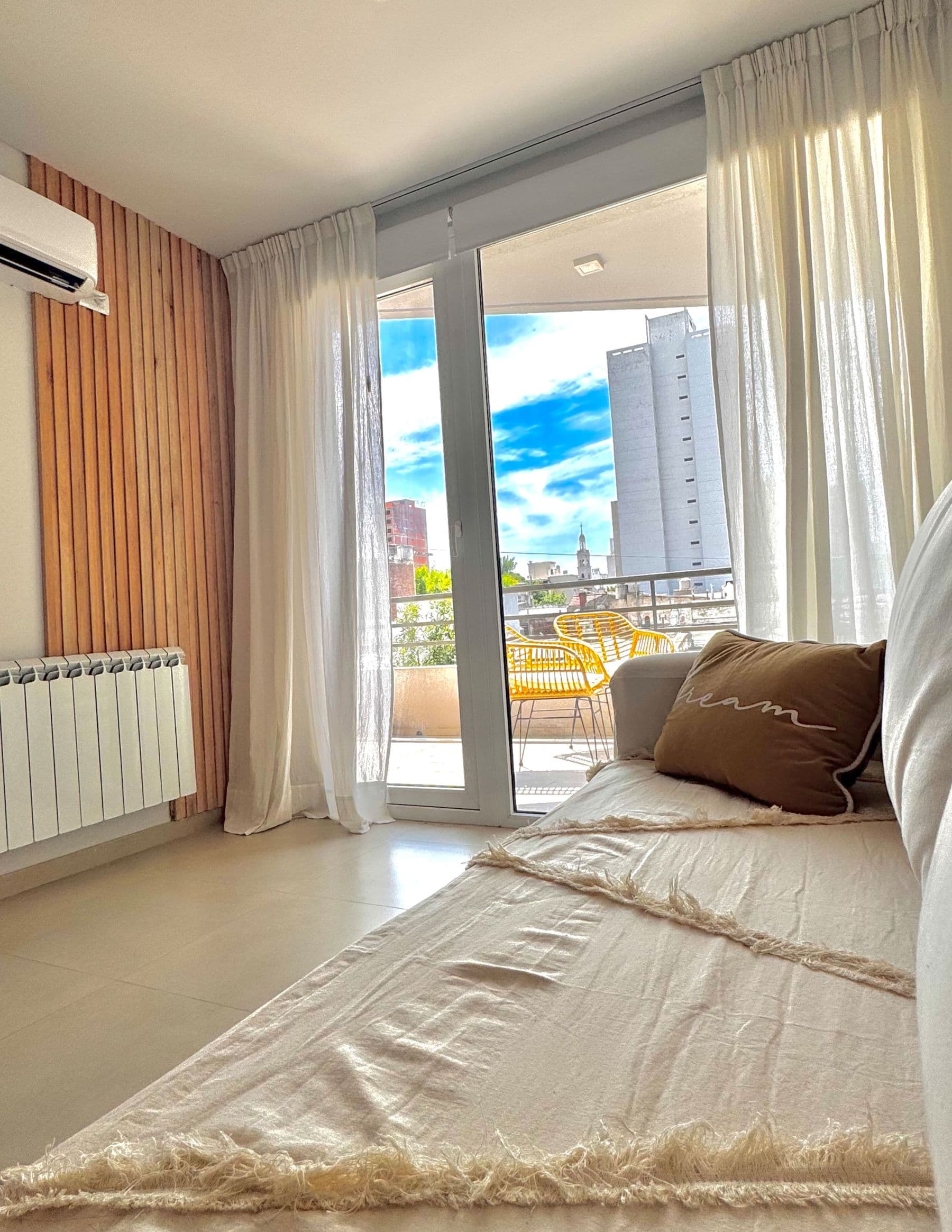 Living de Palazzo Tiberio 1 con ventanal, balcón y vista a la ciudad