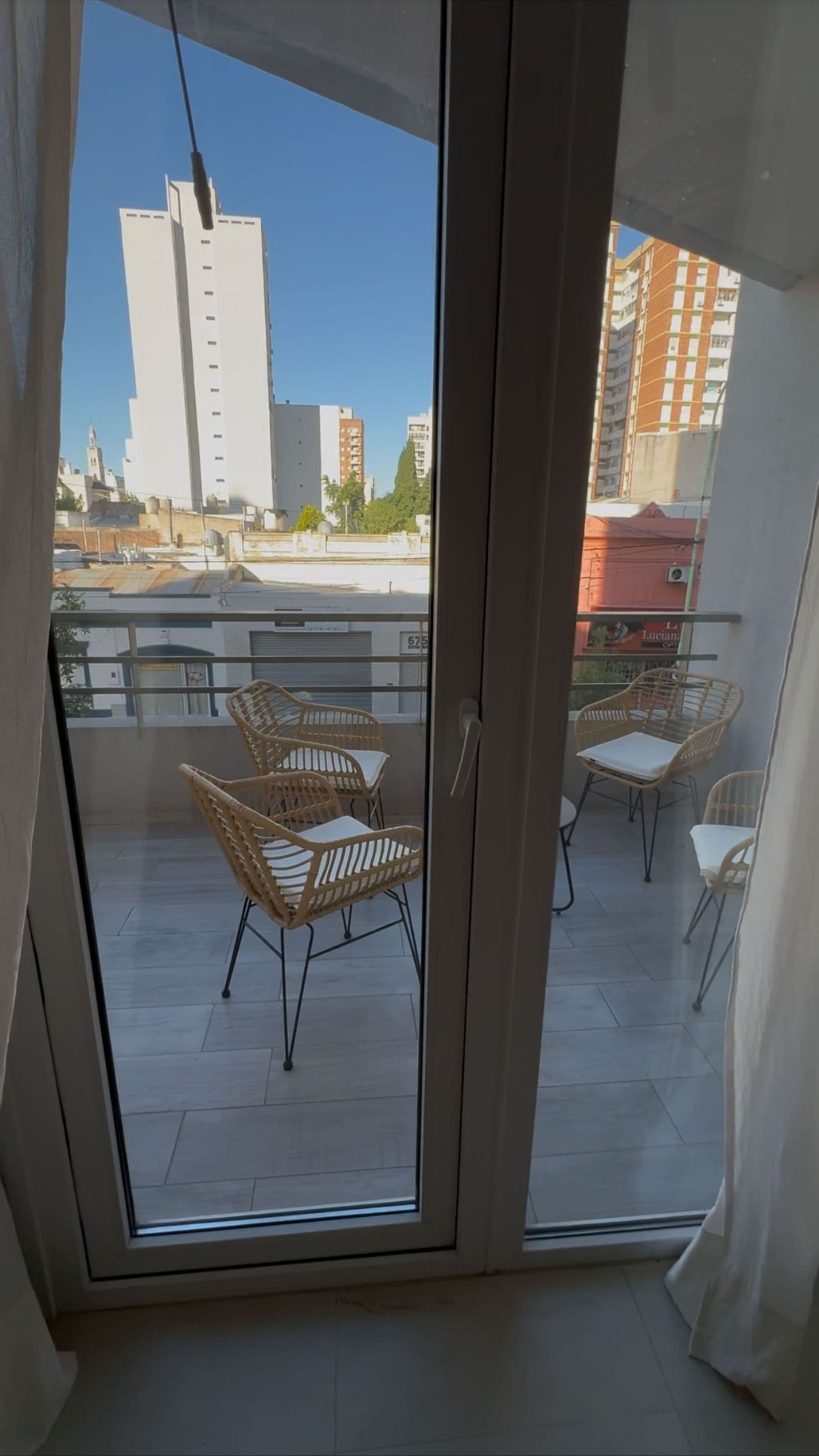 Balcón con sillas y vista a la ciudad desde Palazzo Tiberio 1