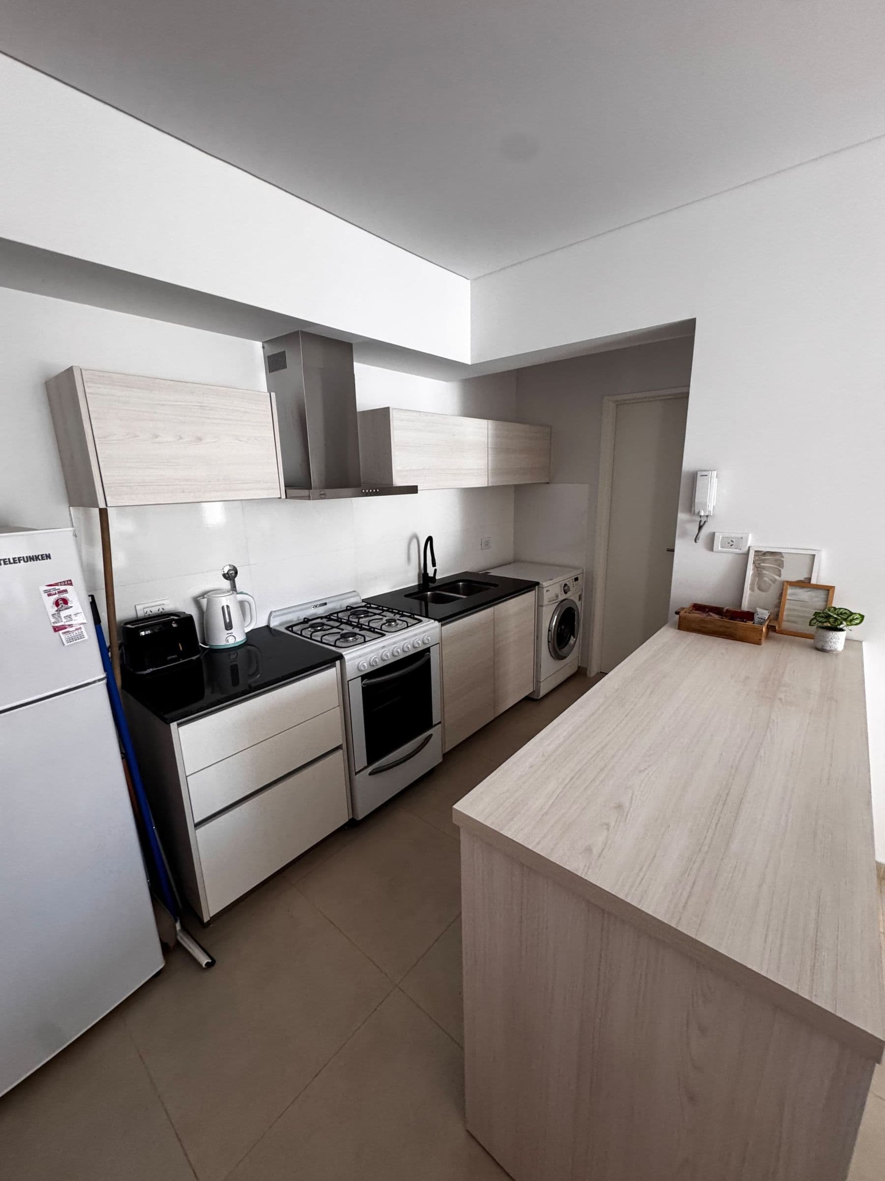 Cocina completa con isla y lavarropas en Palazzo Tiberio 1