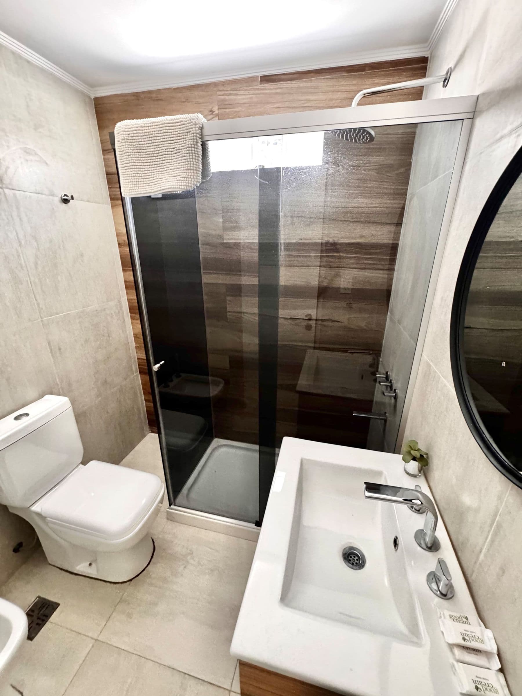 Baño con ducha de vidrio y mueble de madera en Palazzo Tiberio 1