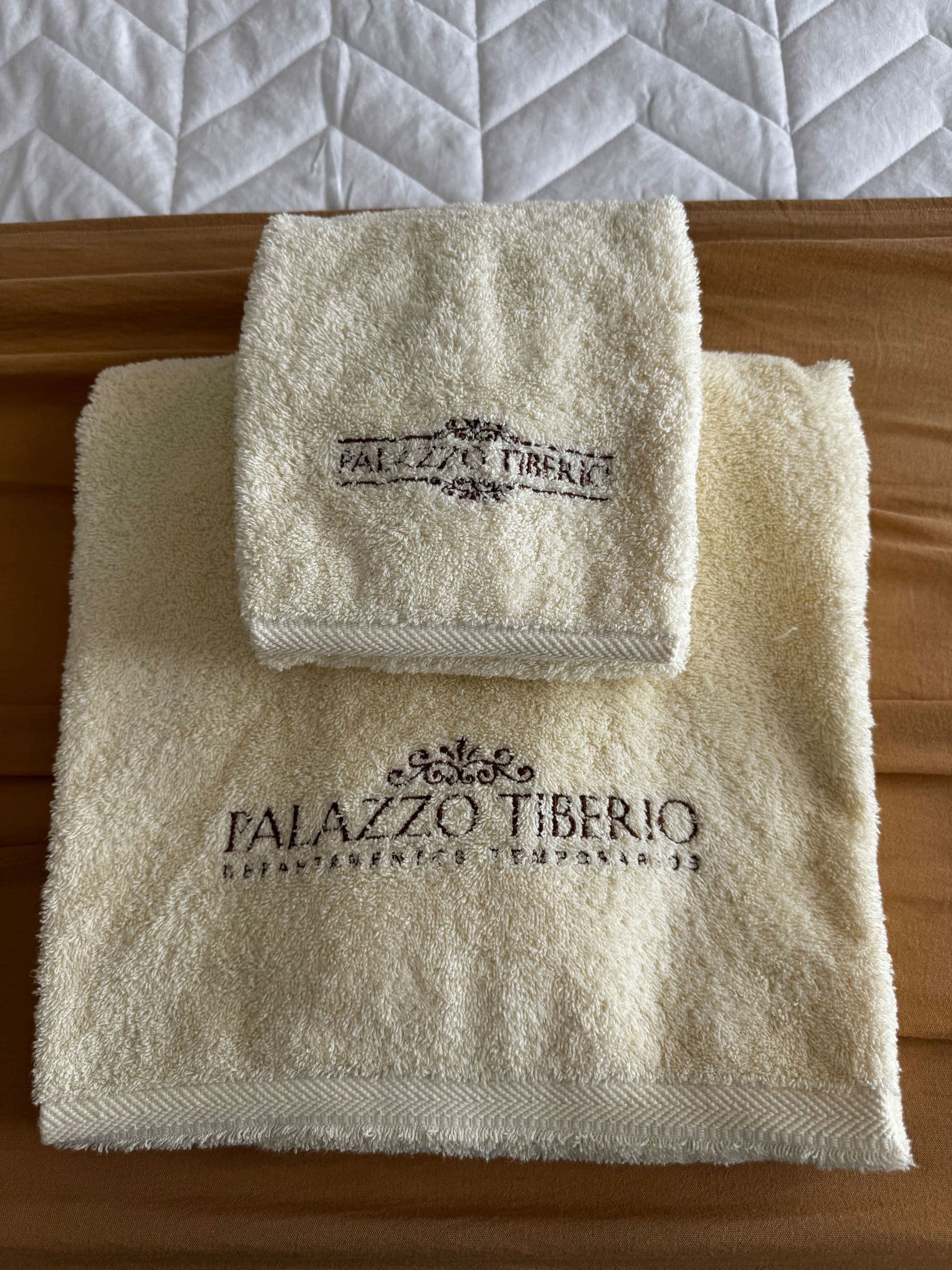 Toallas bordadas con el logo de Palazzo Tiberio