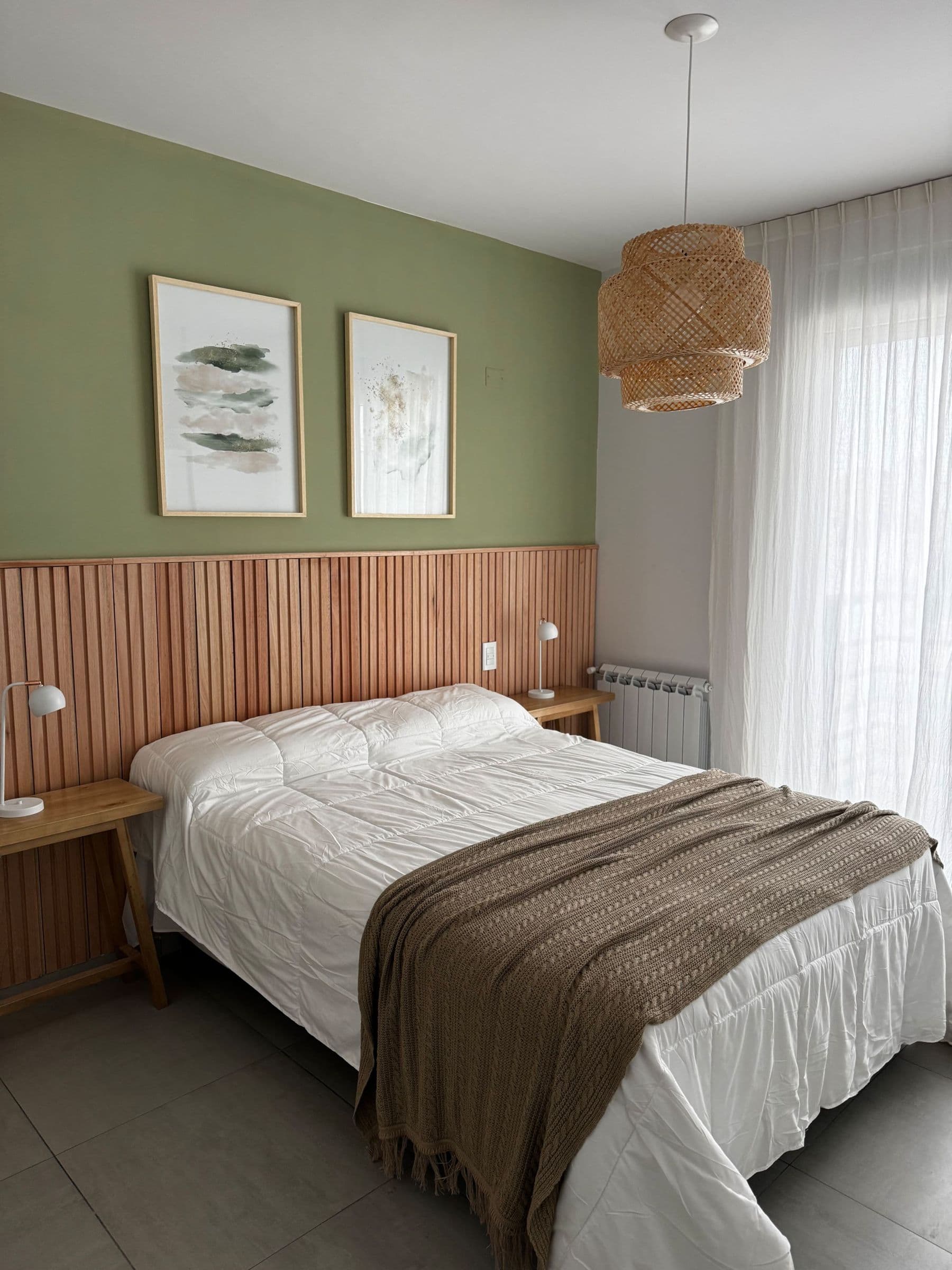 Dormitorio con pared verde, respaldo de madera y cama doble en Palazzo Tiberio 2