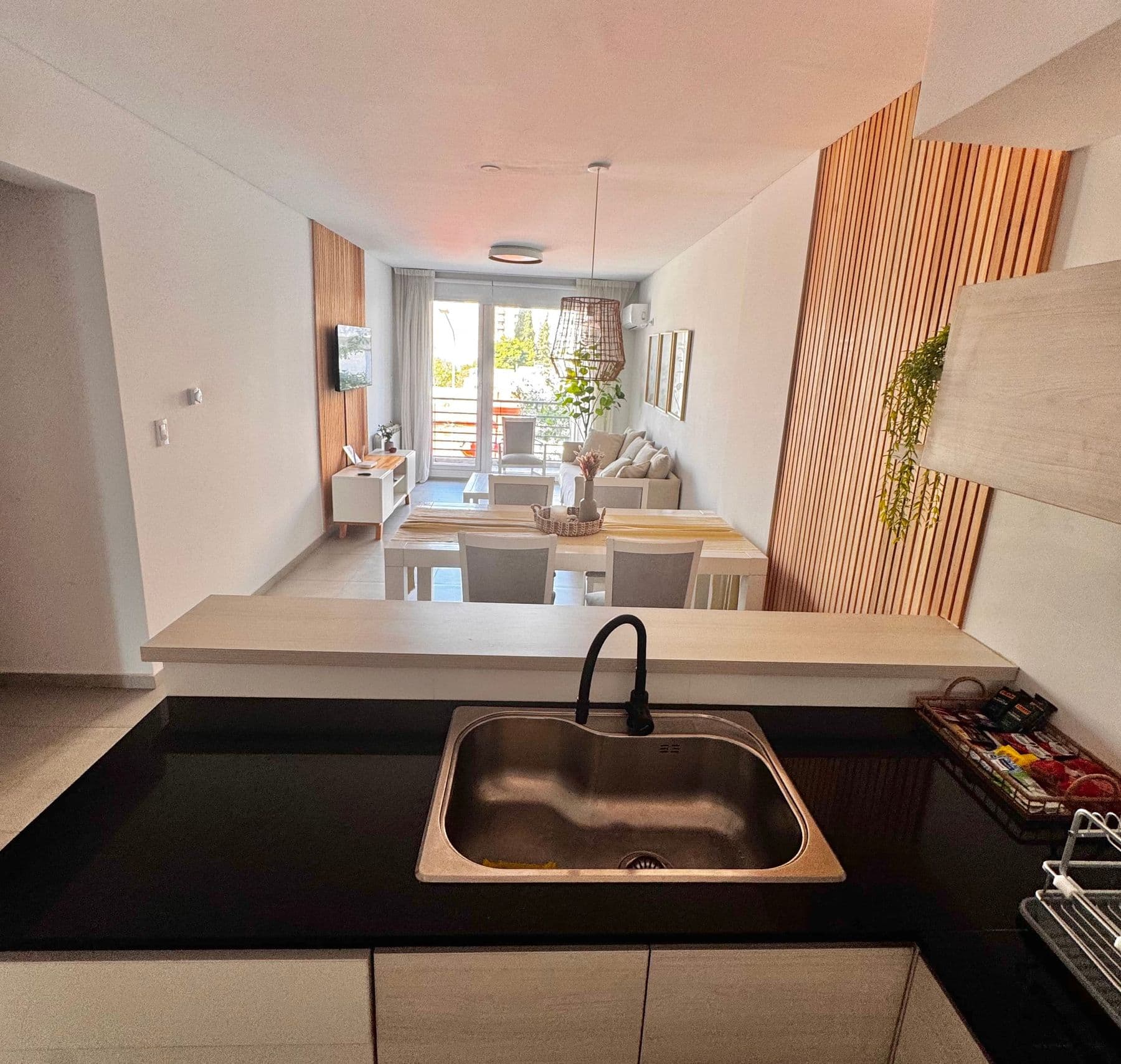 Cocina abierta al living con pileta y mesada