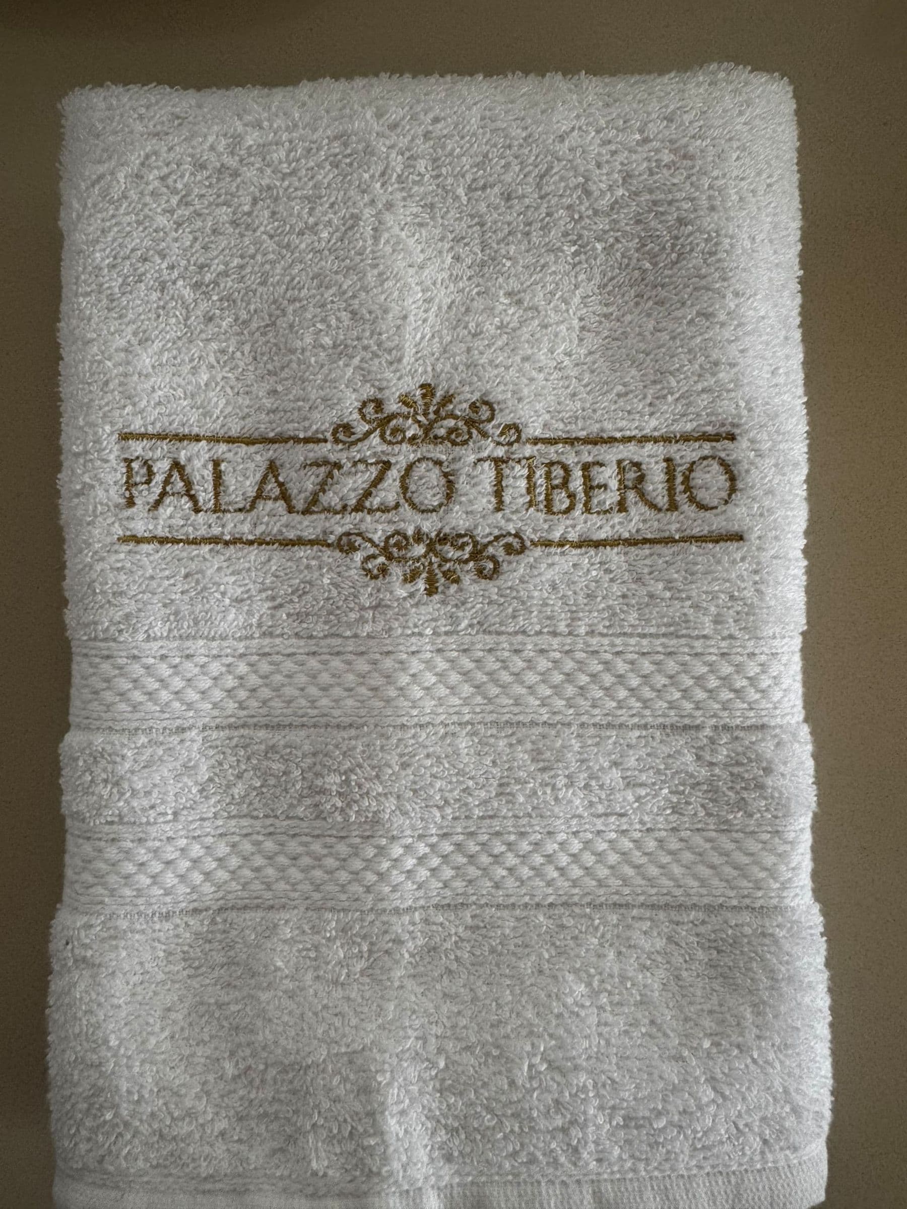 Toalla bordada con el logo de Palazzo Tiberio