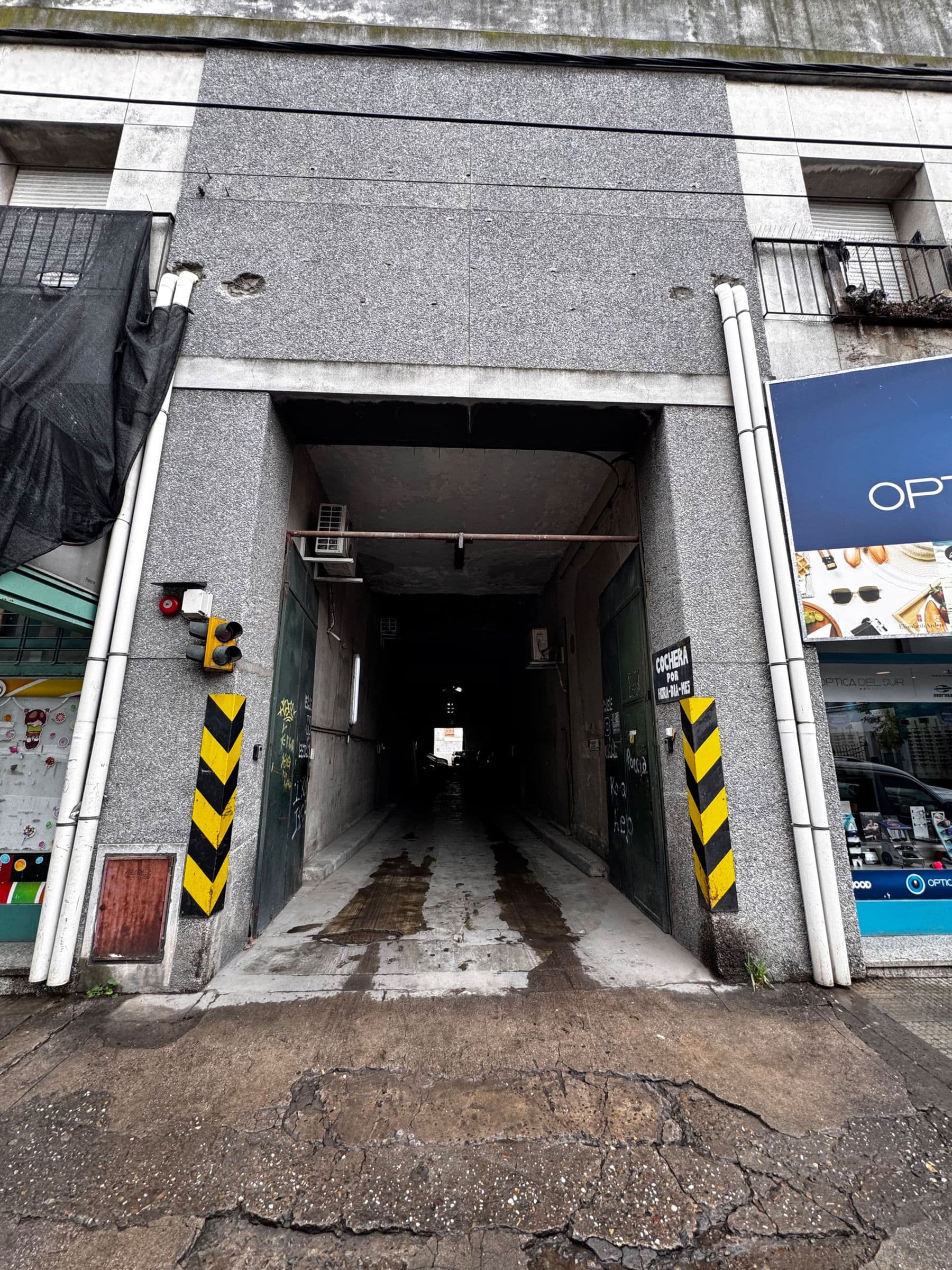 Acceso a la cochera, frente al edificio
