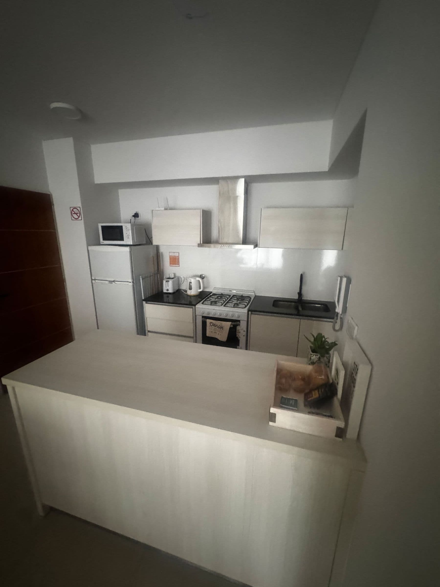 Cocina completa con isla central y heladera