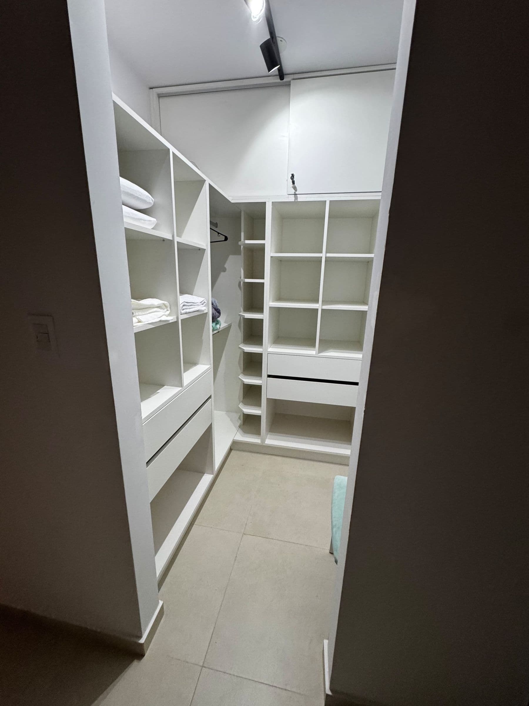 Placard vestidor con estantes blancos