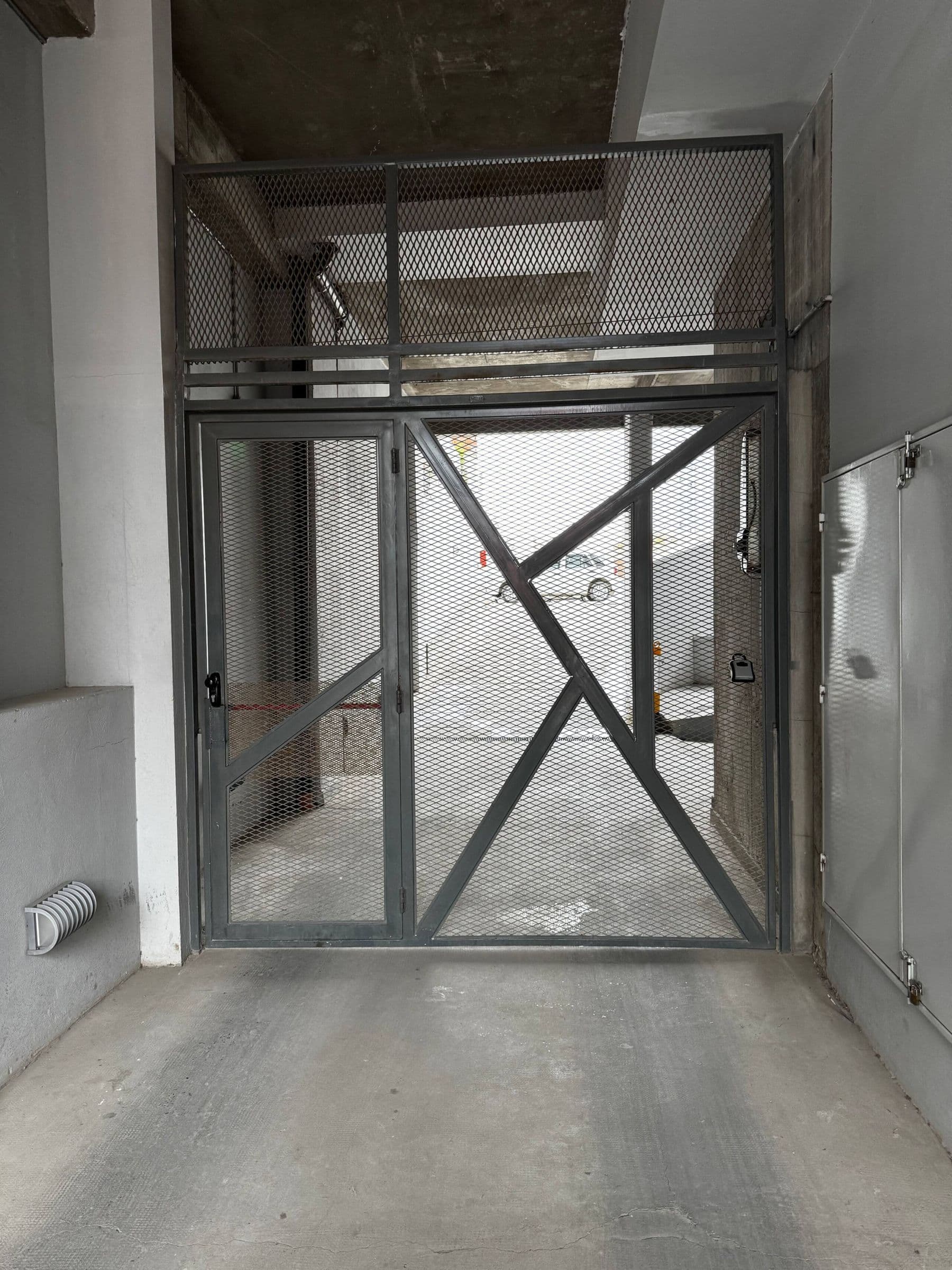 Cochera del edificio con portón