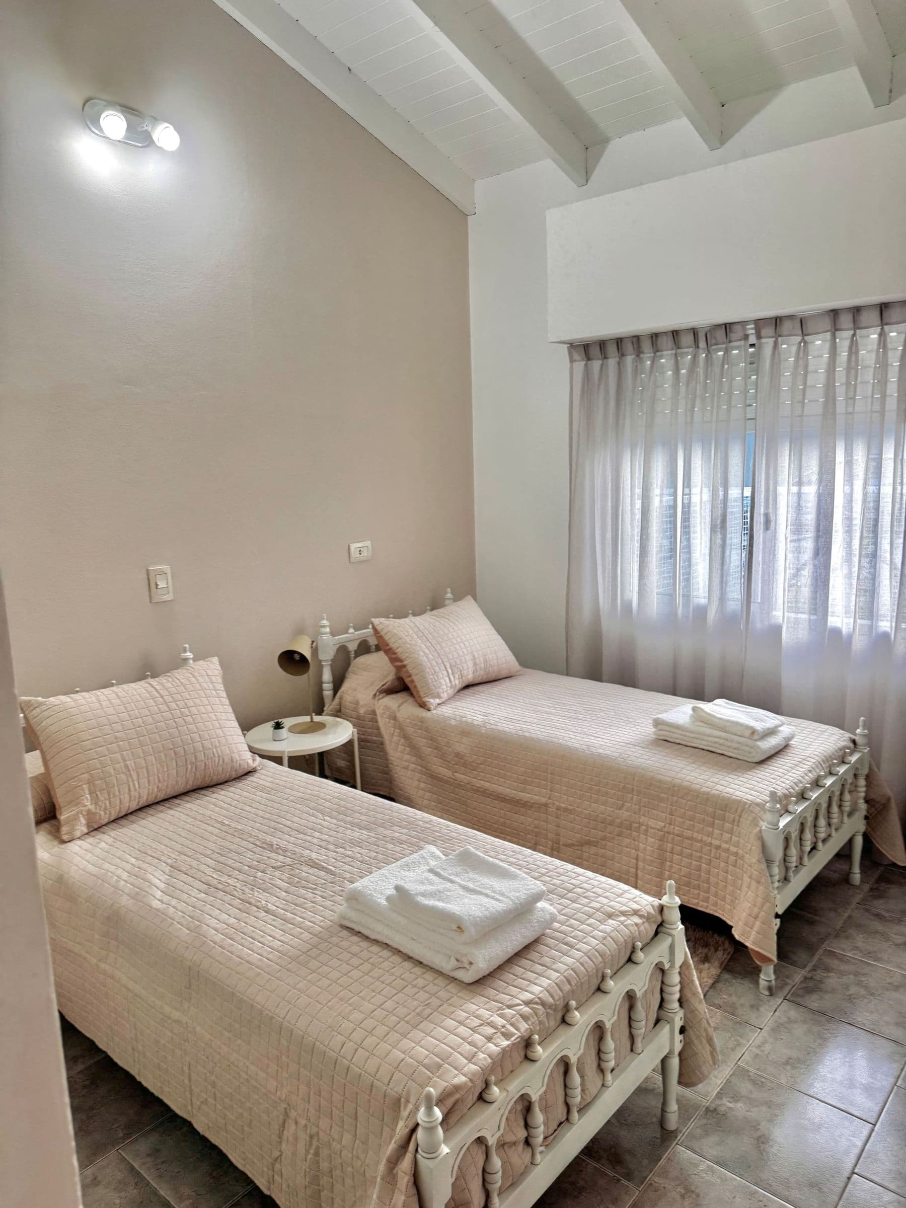 Segundo dormitorio con dos camas de una plaza